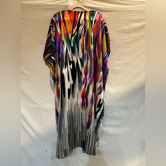 NWOT - Winlar Full-Length Abstract Design
Very Colorful Satin Feel Kafta… - Picture 3 of 6